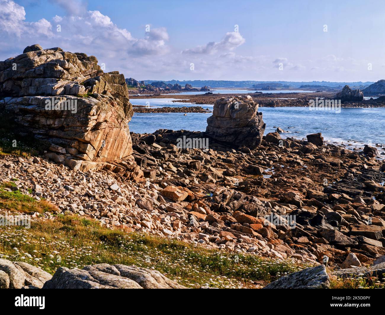 Abenddämmerung an der felsigen Küste Le Gouffre, Bretagne, Frankreich Stockfoto