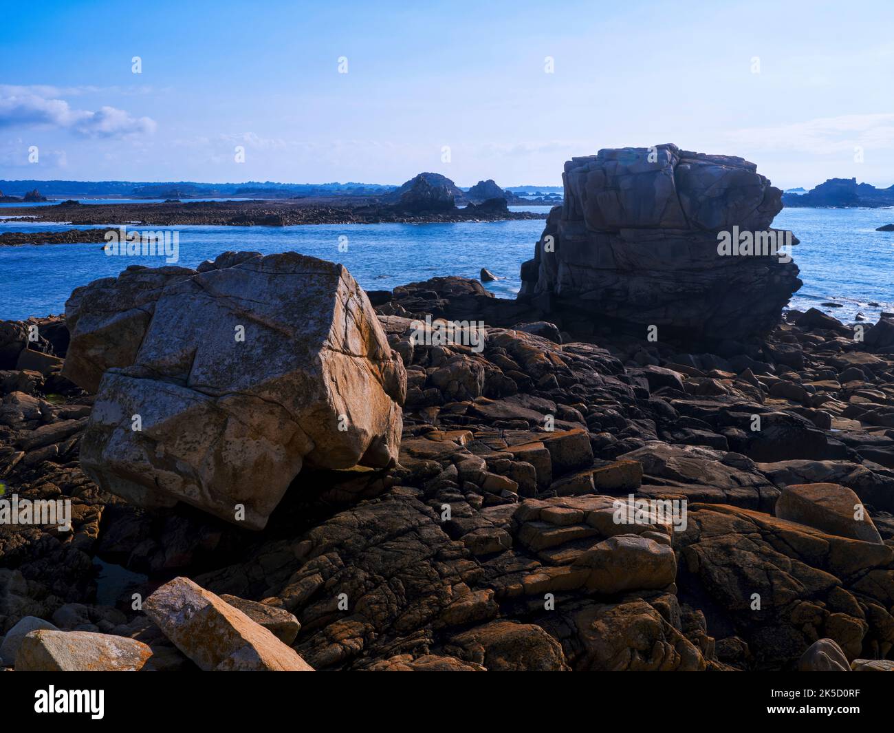 Abenddämmerung an der felsigen Küste Le Gouffre, Bretagne, Frankreich Stockfoto