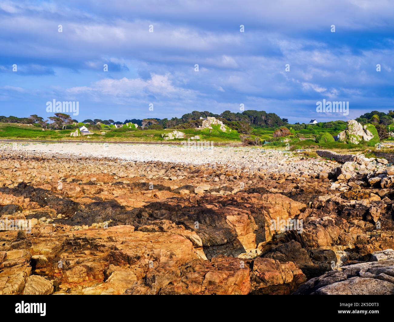 Abenddämmerung an der felsigen Küste Le Gouffre, Bretagne, Frankreich Stockfoto