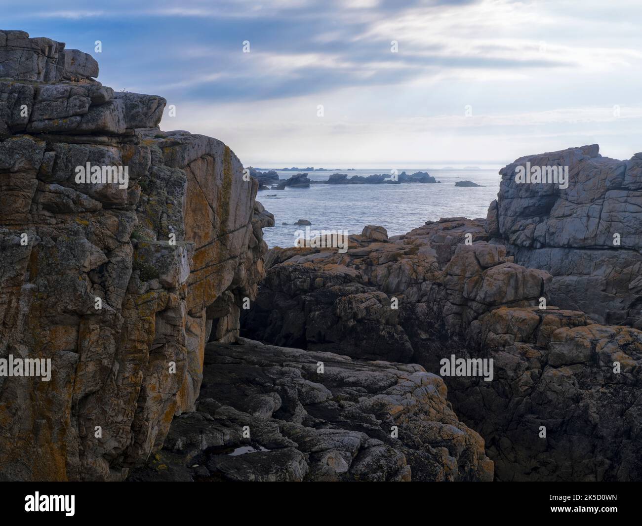 Abenddämmerung an der felsigen Küste Le Gouffre, Bretagne, Frankreich Stockfoto