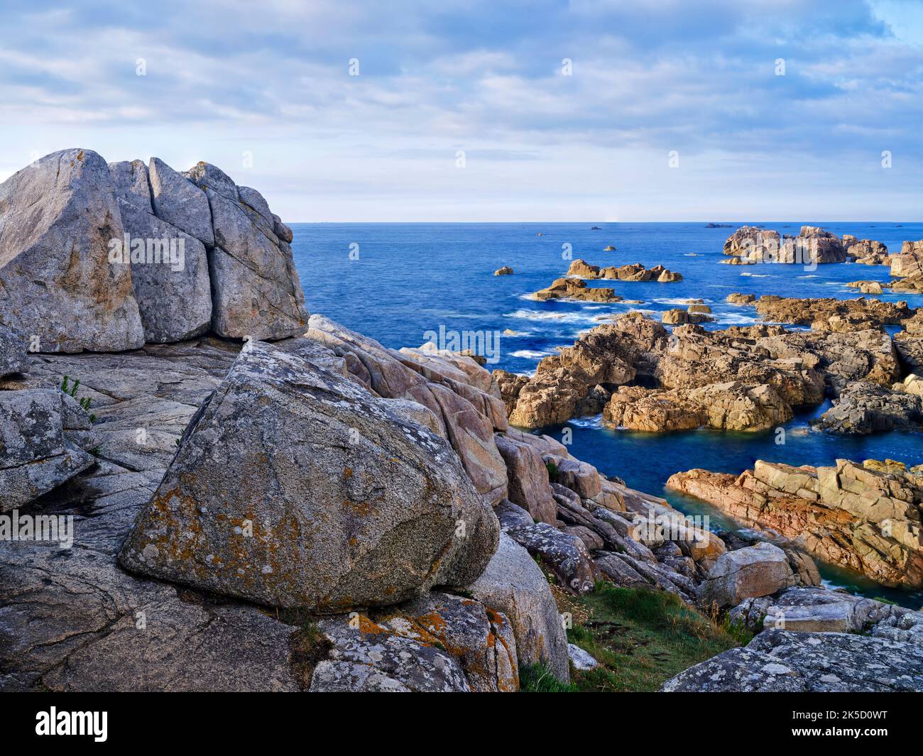 Abenddämmerung an der felsigen Küste Le Gouffre, Bretagne, Frankreich Stockfoto
