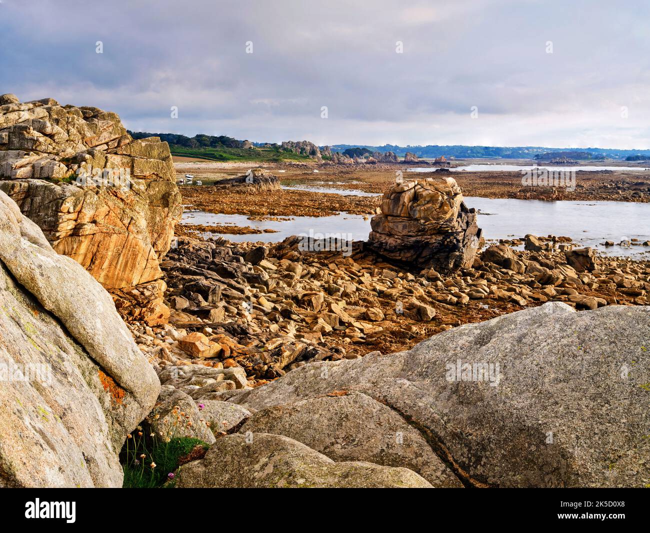 Abenddämmerung an der felsigen Küste Le Gouffre, Bretagne, Frankreich Stockfoto