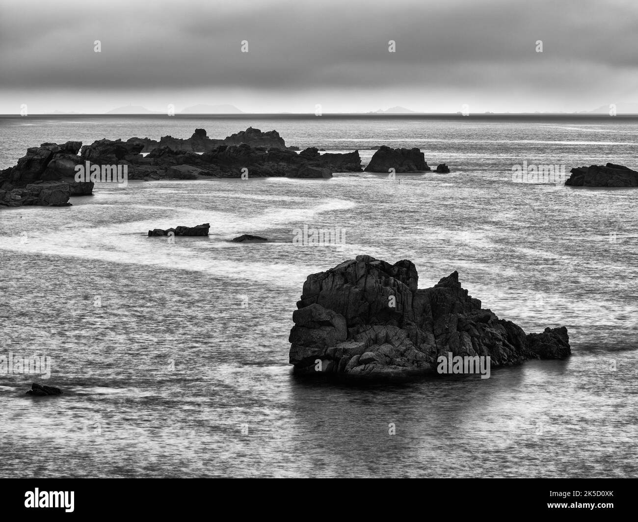 Abenddämmerung an der felsigen Küste Le Gouffre, Bretagne, Frankreich Stockfoto