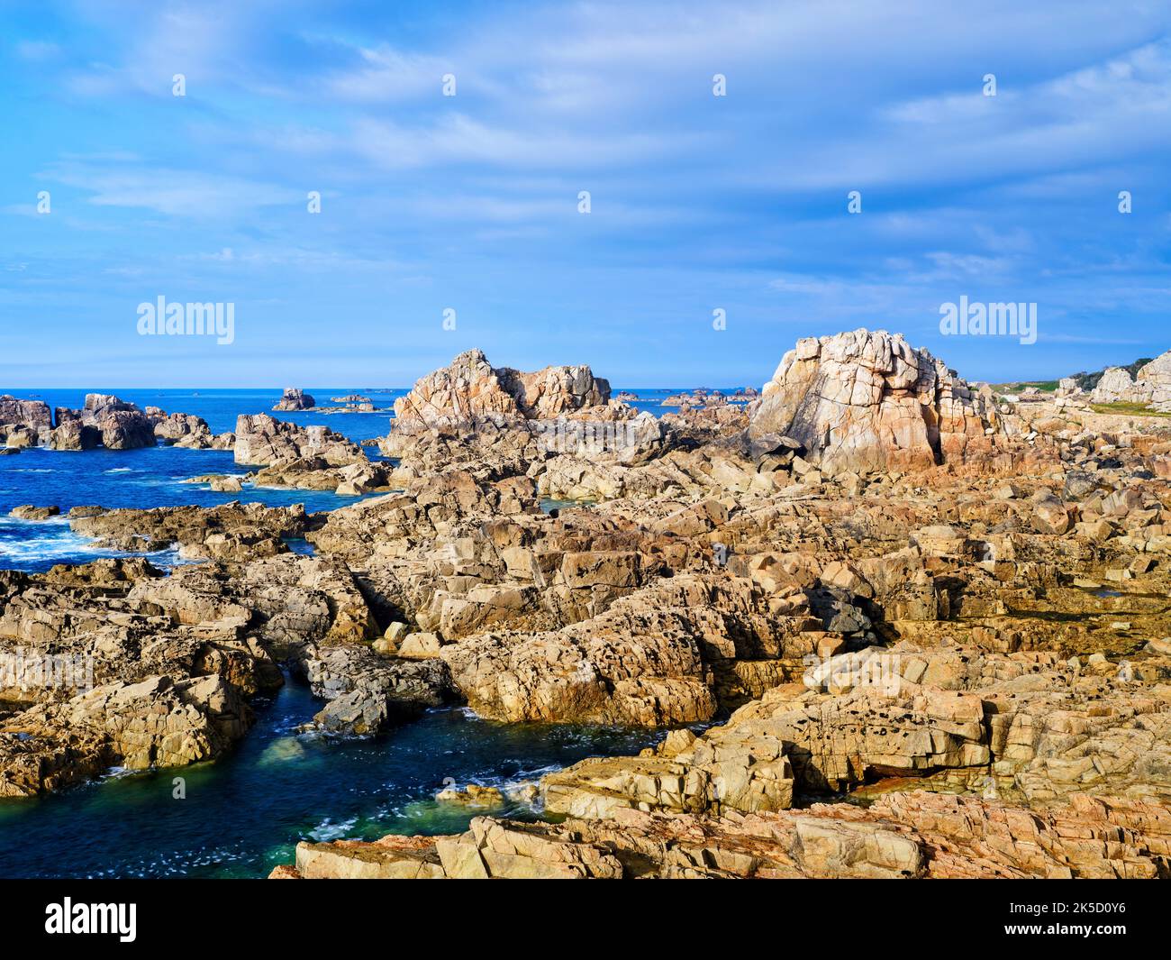 Abenddämmerung an der felsigen Küste Le Gouffre, Bretagne, Frankreich Stockfoto