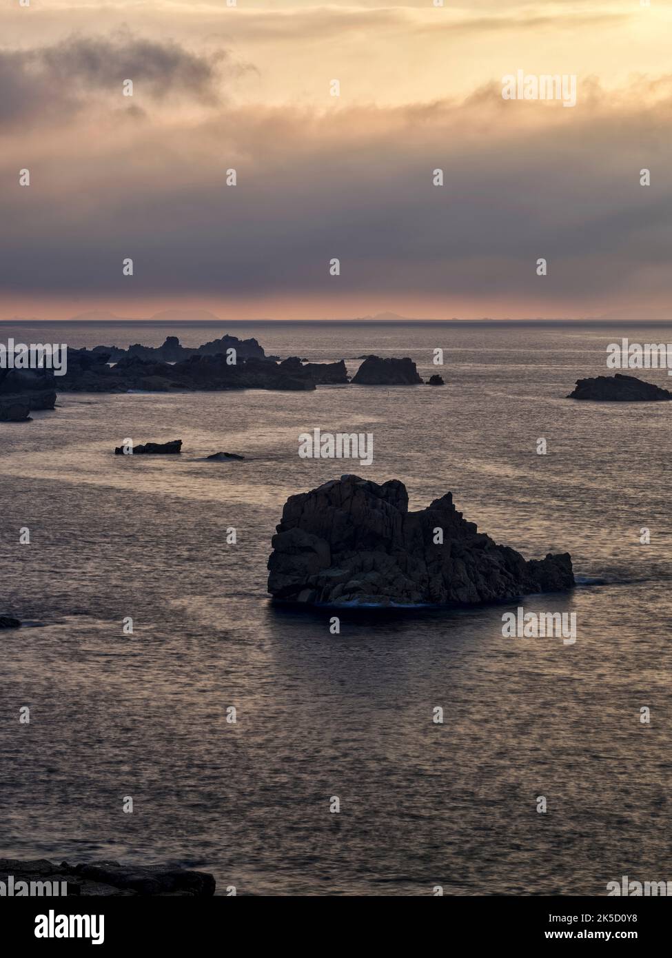 Abenddämmerung an der felsigen Küste Le Gouffre, Bretagne, Frankreich Stockfoto