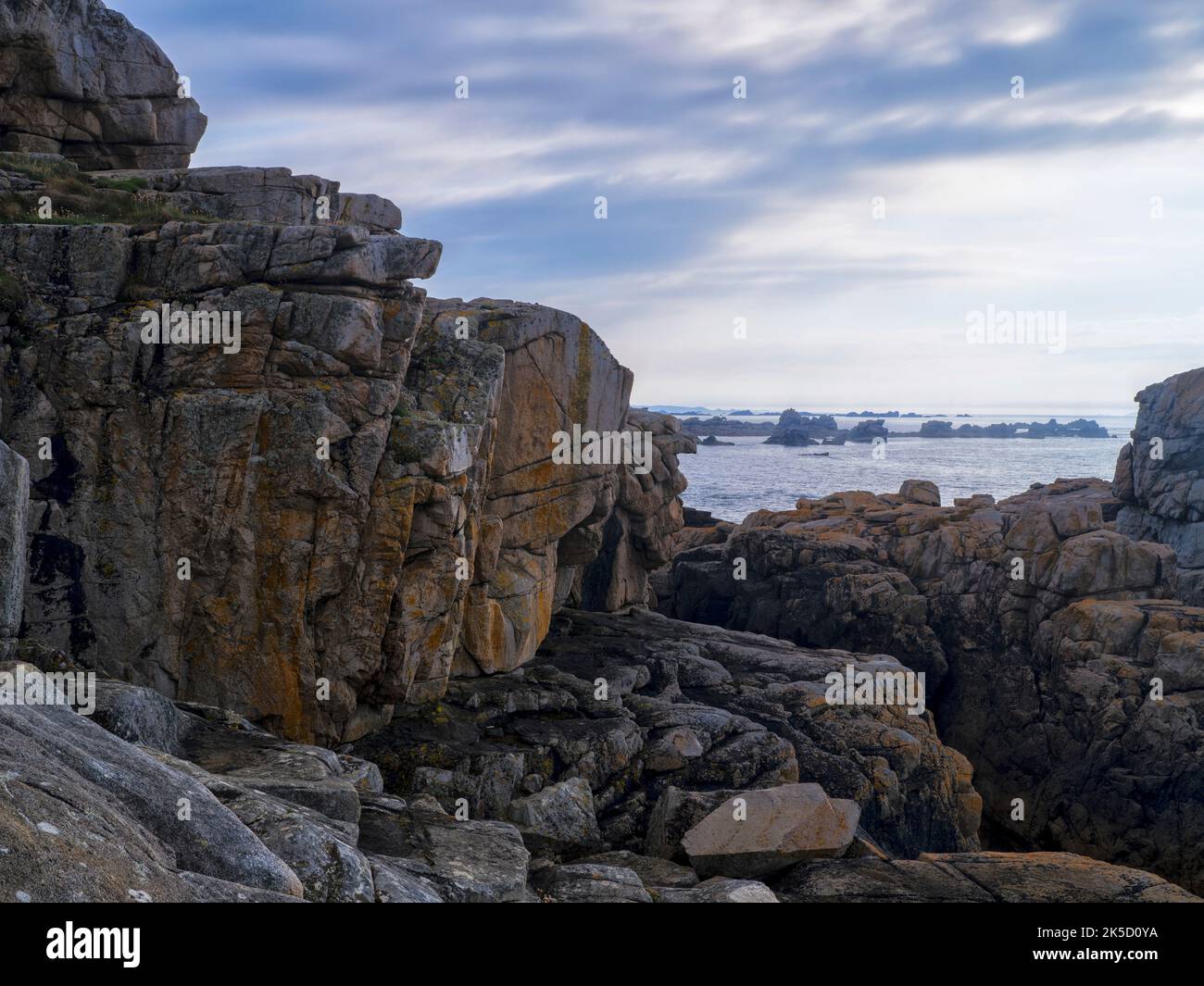 Abenddämmerung an der felsigen Küste Le Gouffre, Bretagne, Frankreich Stockfoto