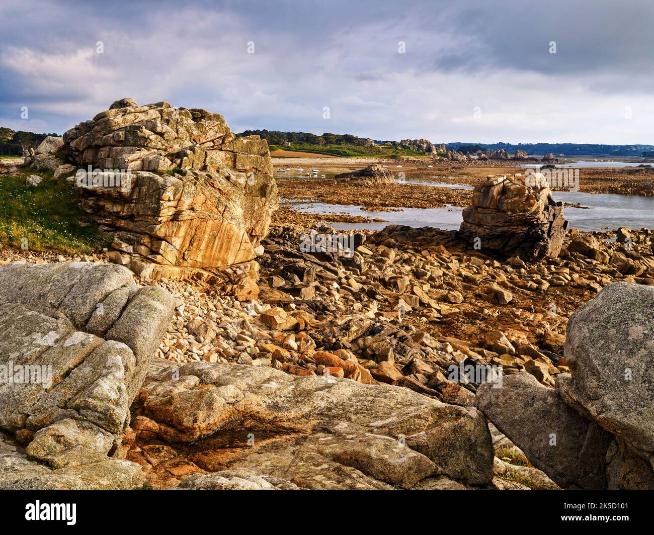 Abenddämmerung an der felsigen Küste Le Gouffre, Bretagne, Frankreich Stockfoto