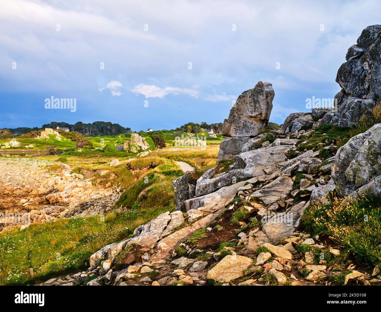 Abenddämmerung an der felsigen Küste Le Gouffre, Bretagne, Frankreich Stockfoto
