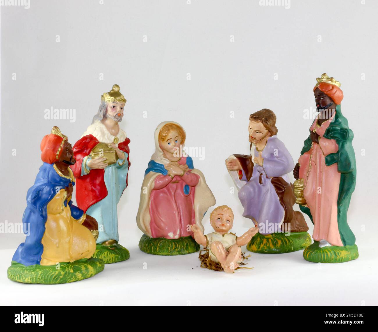 Weihnachtliche isolierte Krippe mit drei weisen Männern, die auf weißem Hintergrund Geschenke an das Jesuskind, Maria und Joseph überreichen Stockfoto