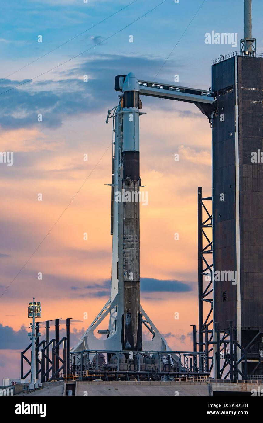 Eine SpaceX Falcon 9-Rakete mit der Cargo Dragon-Raumsonde des Unternehmens wird am 12. Juli 2022 im Launch Complex 39A des NASA Kennedy Space Center in die Vertikale gehoben, um den Start der kommerziellen Nachversorgung der Internationalen Raumstation 25. vorzubereiten. Die Mission wird der Crew an Bord des Orbiting-Labors neue wissenschaftliche Untersuchungen, Lieferungen und Ausrüstung liefern. Der Start vom Kennedy Launch Complex 39A ist für Donnerstag, den 14. Juli, um 8:44 Uhr EDT geplant. Stockfoto