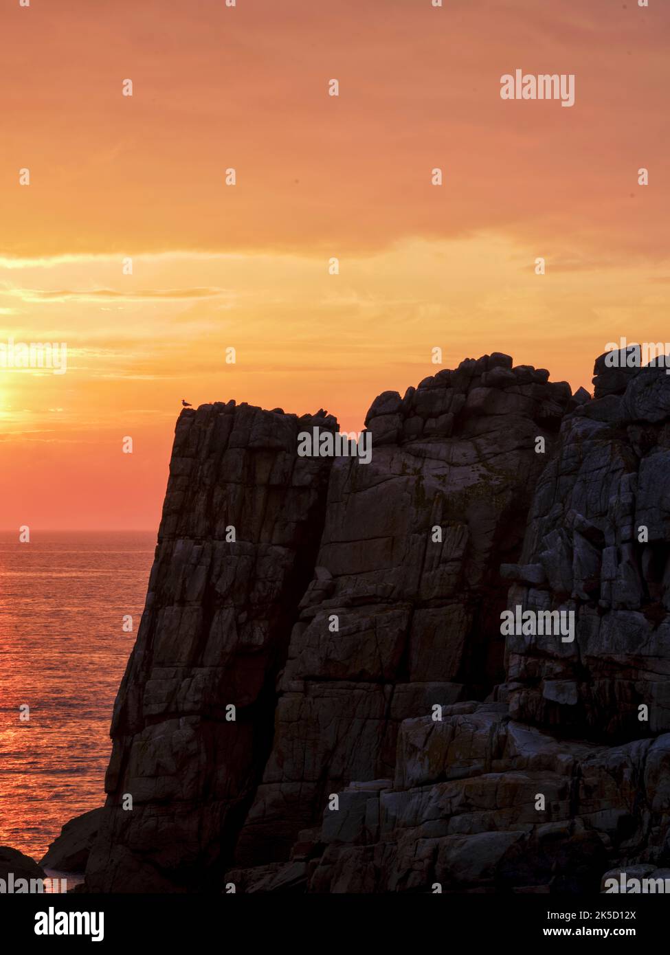 Abenddämmerung an der felsigen Küste Le Gouffre, Bretagne, Frankreich Stockfoto
