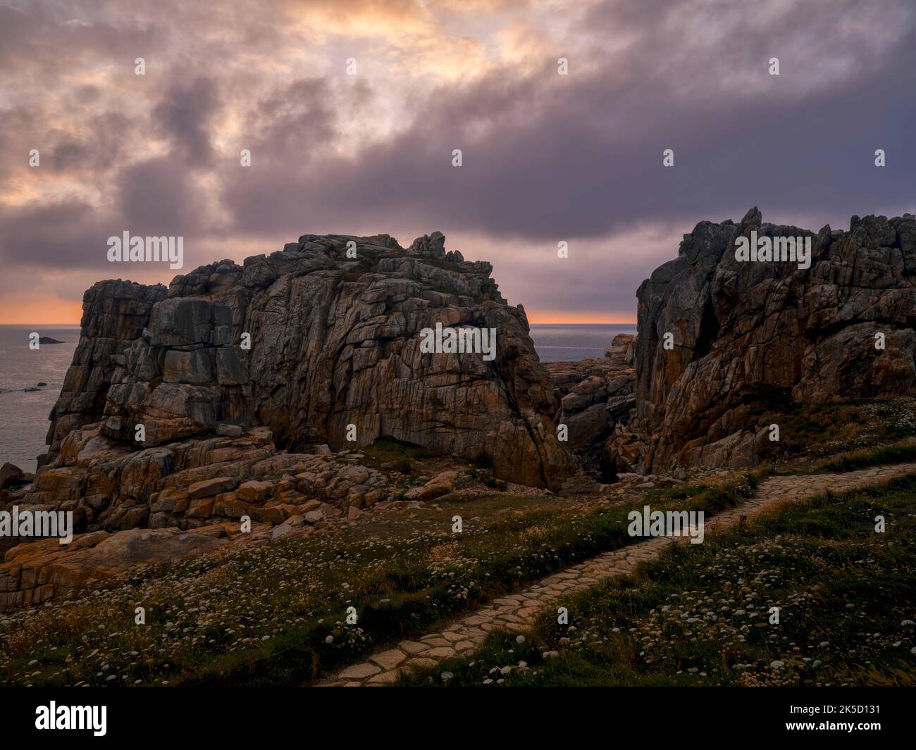 Abenddämmerung an der felsigen Küste Le Gouffre, Bretagne, Frankreich Stockfoto