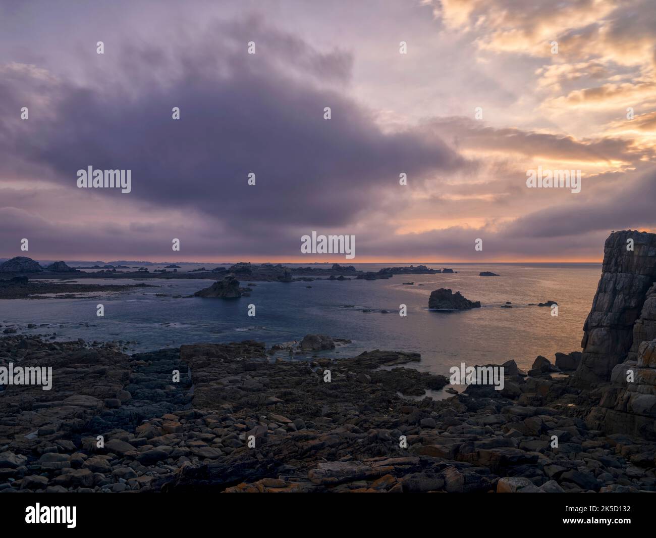 Abenddämmerung an der felsigen Küste Le Gouffre, Bretagne, Frankreich Stockfoto