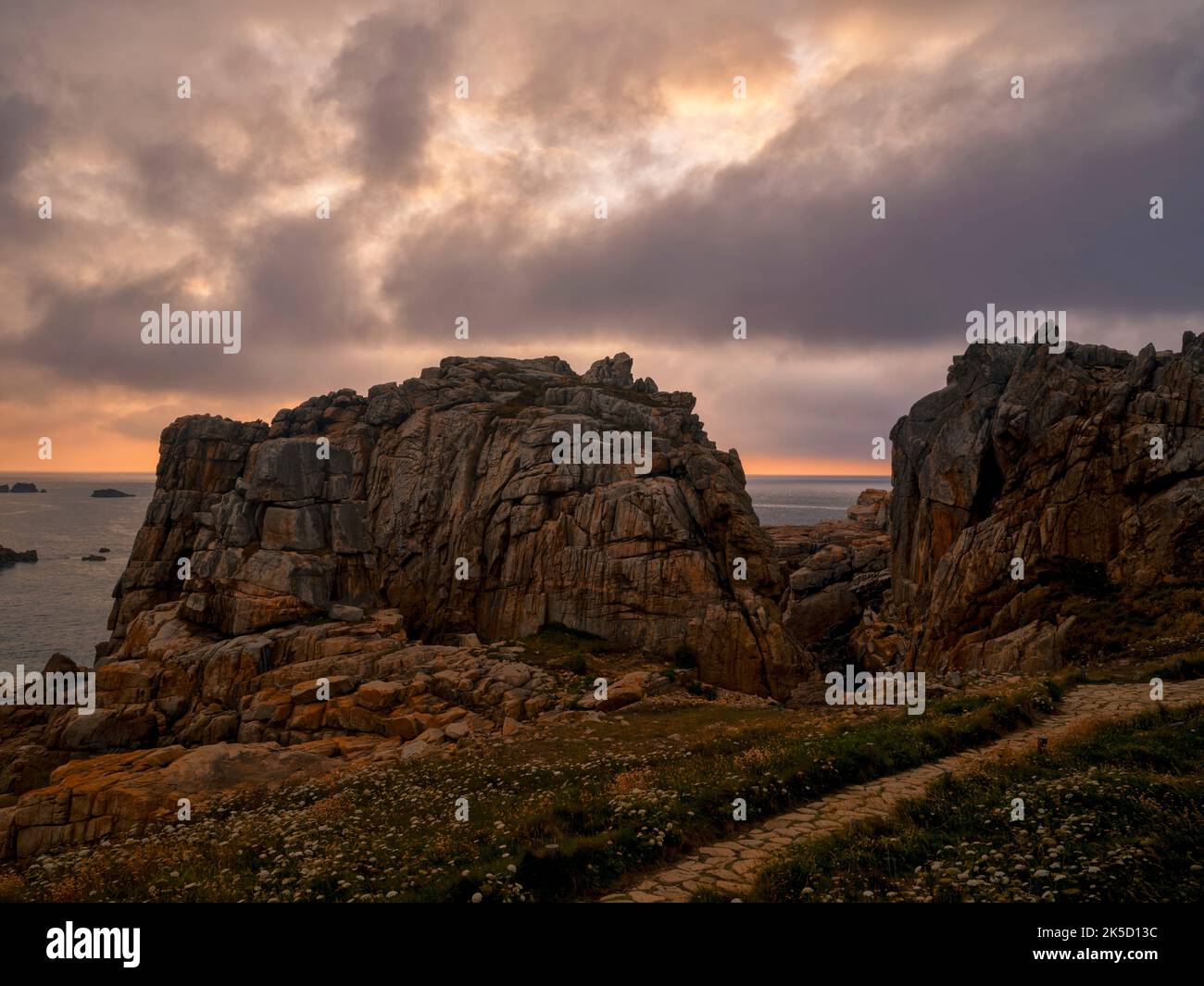 Abenddämmerung an der felsigen Küste Le Gouffre, Bretagne, Frankreich Stockfoto