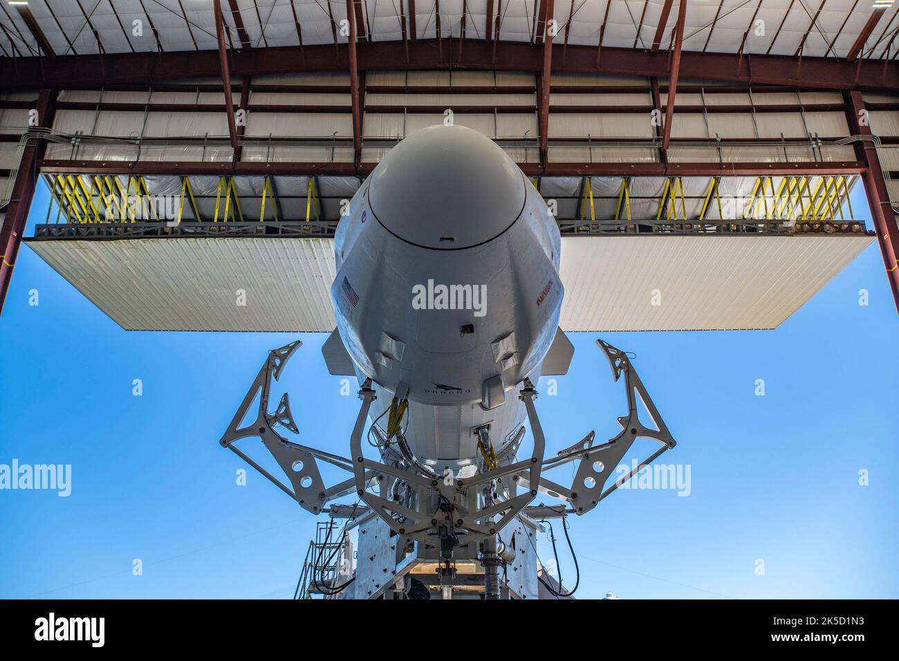 Eine SpaceX Falcon 9-Rakete, die mit der Raumsonde Cargo Dragon gekrönt ist, wird am 12. Juli 2022 vom Hangar des Unternehmens im Kennedy Space Center der NASA in Florida auf die Startrampe ausgerollt, um den Start der kommerziellen Nachversorgung 25. vorzubereiten. Die Mission wird der Besatzung an Bord der Internationalen Raumstation neue wissenschaftliche Untersuchungen, Lieferungen und Ausrüstung liefern. Der Start vom Kennedy Launch Complex 39A ist für Donnerstag, den 14. Juli, um 8:44 Uhr EDT geplant. Stockfoto