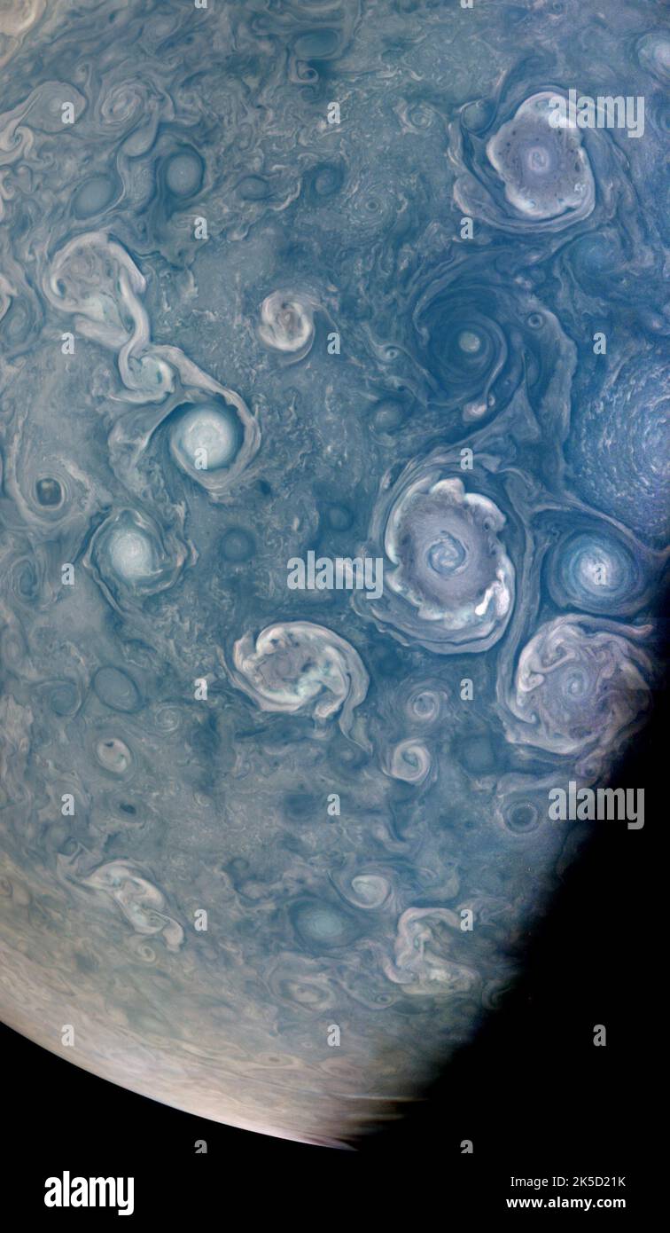 Als die Juno-Mission der NASA am 5. Juli 2022 ihre 43.-nahe Jupitermission beendete, nahm ihr JunoCam-Instrument diese beeindruckende Ansicht von Wirbeln – Hurrikan-ähnliche Spiralwindmuster – nahe dem Nordpol des Planeten auf. Diese starken Stürme können über 30 Meilen (50 Kilometer) hoch und Hunderte von Meilen quer sein. Herauszufinden, wie sie sich bilden, ist der Schlüssel zum Verständnis der Atmosphäre Jupiters sowie der Strömungsdynamik und Wolkenchemie, die die anderen atmosphärischen Eigenschaften des Planeten erzeugen. Besonders interessiert sind die Wissenschaftler an den unterschiedlichen Formen, Größen und Farben der Wirbel. Zum Beispiel Cyclon Stockfoto