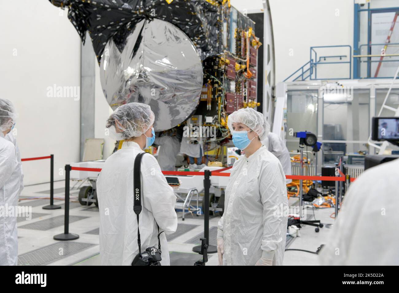 Ein Medienmitglied interviewt die Hauptforscherin der Psyche-Mission der NASA, Lindy Elkins-Tanton, am 11. April 2022 vor dem Raumschiff in einem Reinraum im Jet Propulsion Laboratory der NASA in Südkalifornien. Nachdem die Ingenieure von JPL das Raumschiff endgültig in den letzten Schliff gebracht haben, wird Psyche zum Kennedy Space Center der NASA in Florida verschifft, wo es im August 2022 auf eine Reise zu einem metallreichen, gleichnamigen Astroiden starten soll. Stockfoto