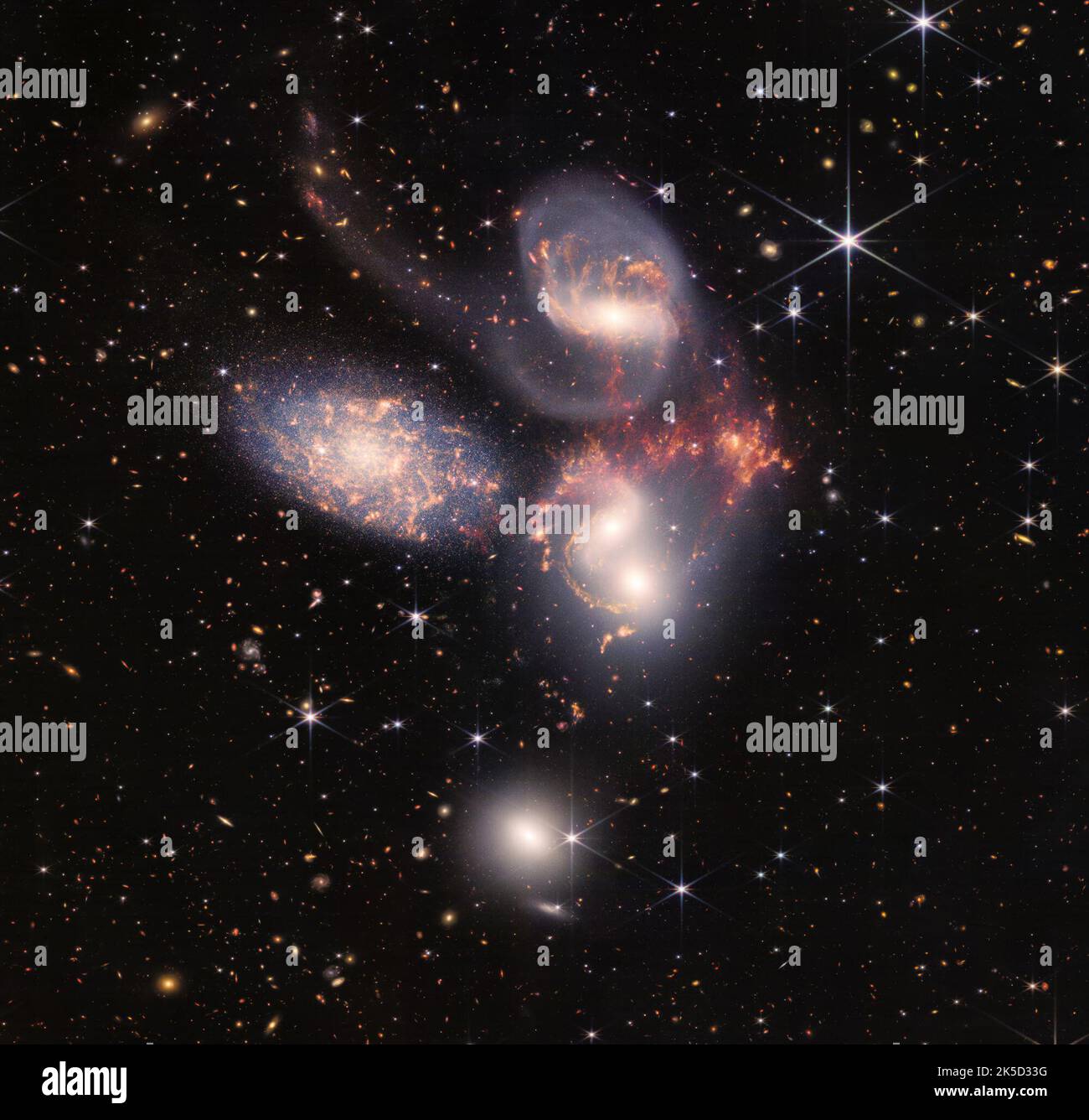 Ein riesiges Mosaik aus Stephans Quintett ist das bisher größte Bild des NASA-Weltraumteleskops James Webb, das etwa ein Fünftel des Mondes-Durchmessers abdeckt. Es enthält über 150 Millionen Pixel und besteht aus fast 1.000 separaten Bilddateien. Die visuelle Zusammenfassung von fünf Galaxien wurde von Webbs Nahinfrarot-Kamera (NIRCam) und dem Mid-Infrared Instrument (MIRI) aufgenommen. Mit seinem leistungsstarken, infraroten Sehen und der extrem hohen räumlichen Auflösung zeigt Webb in dieser Galaxiengruppe noch nie gesehene Details. Funkelnde Haufen von Millionen junger Sterne und Starburst-Regionen mit frischer Sterngeburt Stockfoto