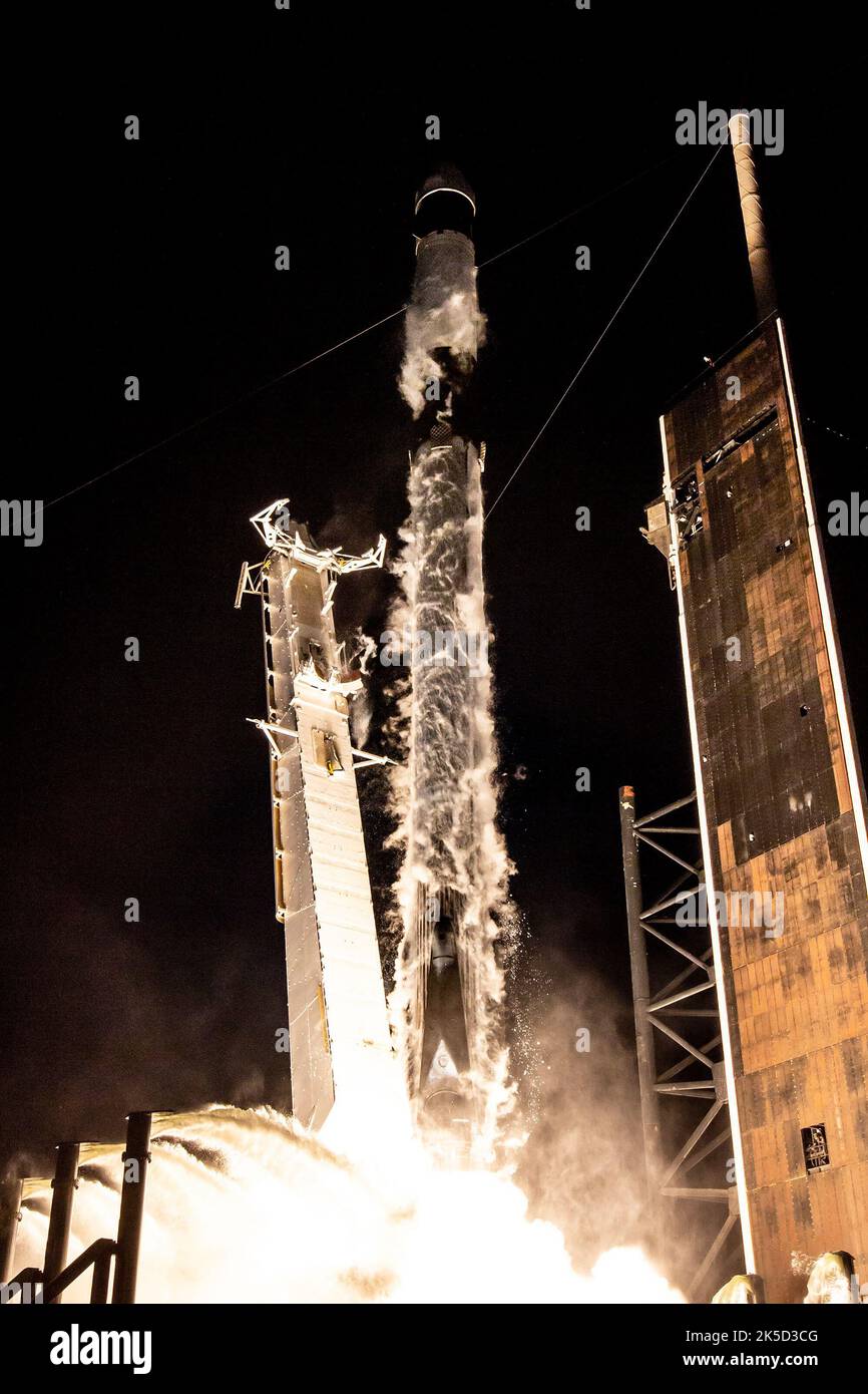 Die Falcon-9-Rakete von SpaceX startete am 14. Juli 2022 die Dragon-Kapsel vom Kennedy Space Center aus. CRS-25 liefert über 5.800 Pfund Fracht und NASA-Experimente zur Internationalen Raumstation und kehrt mit Forschungsmaterial zurück. Stockfoto