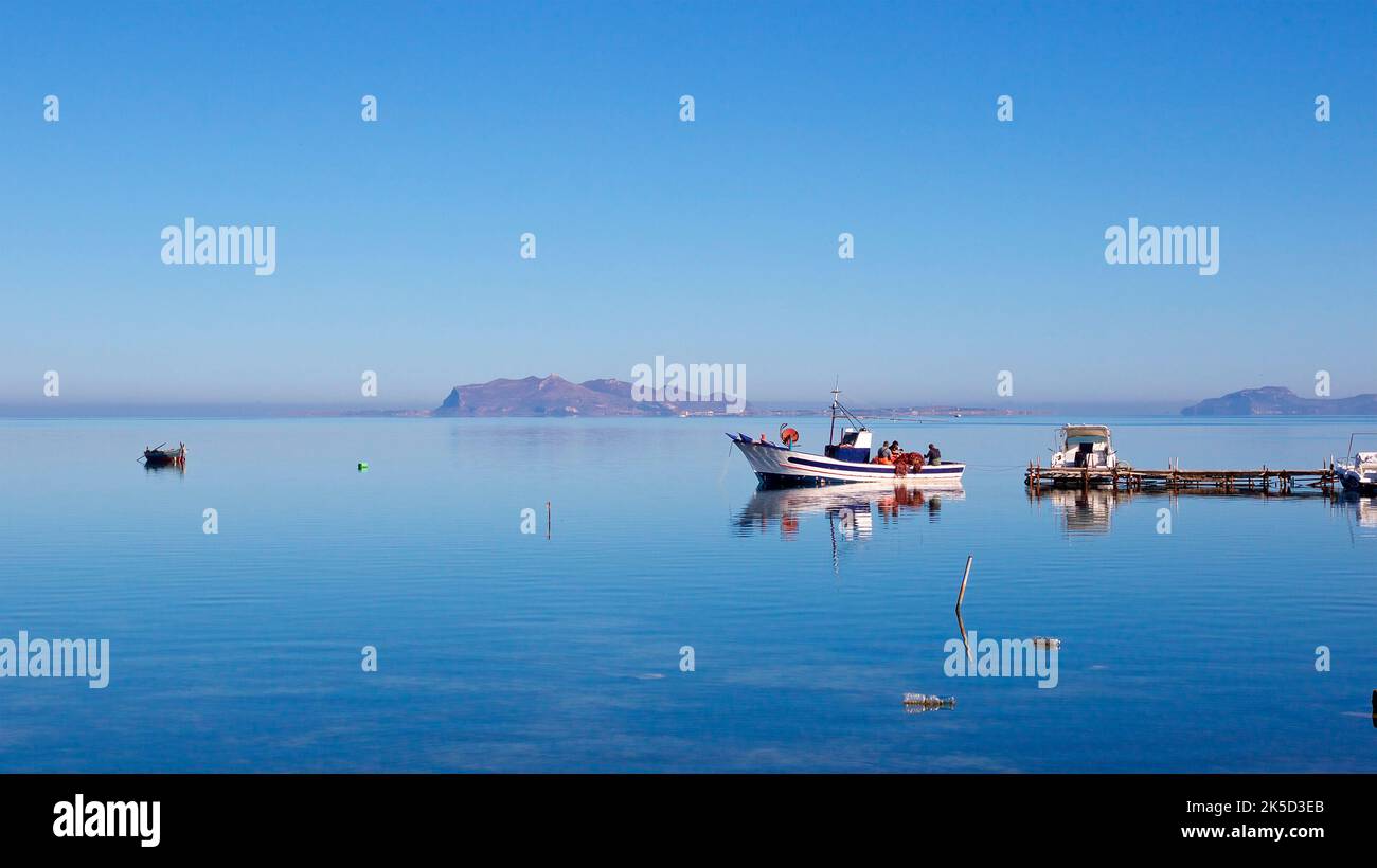 Italien, Sizilien, Westküste, Marsala, Fischer, Fischerboot, Fischmarkt, Fischerboot, Steg, glasiges Meer, Blaues Meer, blauer wolkenloser Himmel Stockfoto