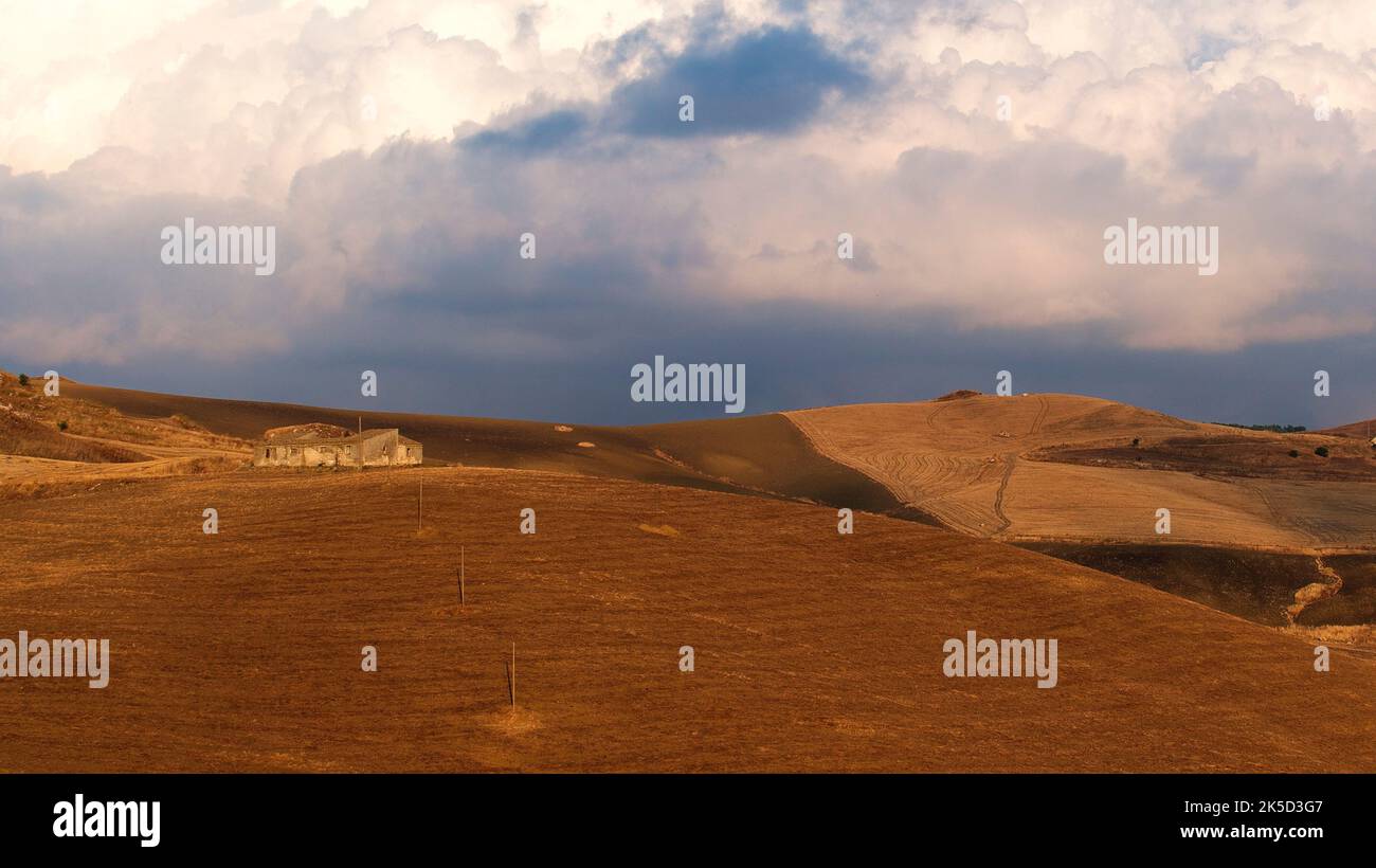 Italien, Sizilien, Nationalpark Madonie, Herbst, Hügel, Braune geerntete Felder, dramatischer Himmel Stockfoto