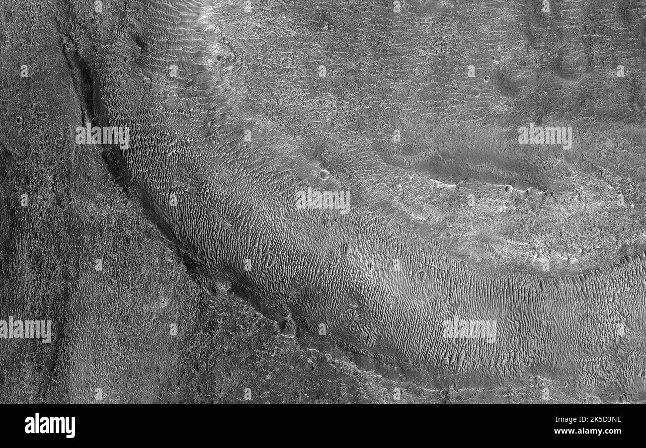 Margaritifer Terra ist die beeindruckendste wassermodifizierte Landschaft auf dem Mars, die die höchste Dichte an Talnetzen auf dem Planeten bewahrt. Die Fluvialaktivität begann in der noachischen Periode, wahrscheinlich ihren Höhepunkt im späten Noachian-to-Hesperian, und dann, zumindest lokal, bis in die späte Hesperian- oder Amazonian-Epoche andauerte. (Dieser Zeitraum reicht bis heute mindestens 4 Milliarden Jahre zurück.) Unser Bild zeigt Flusskanäle, die durch den Ejekta des Jones Crater schneiden, was auf eine relativ jüngere Wasseraktivität in der Region hinweist. Stockfoto