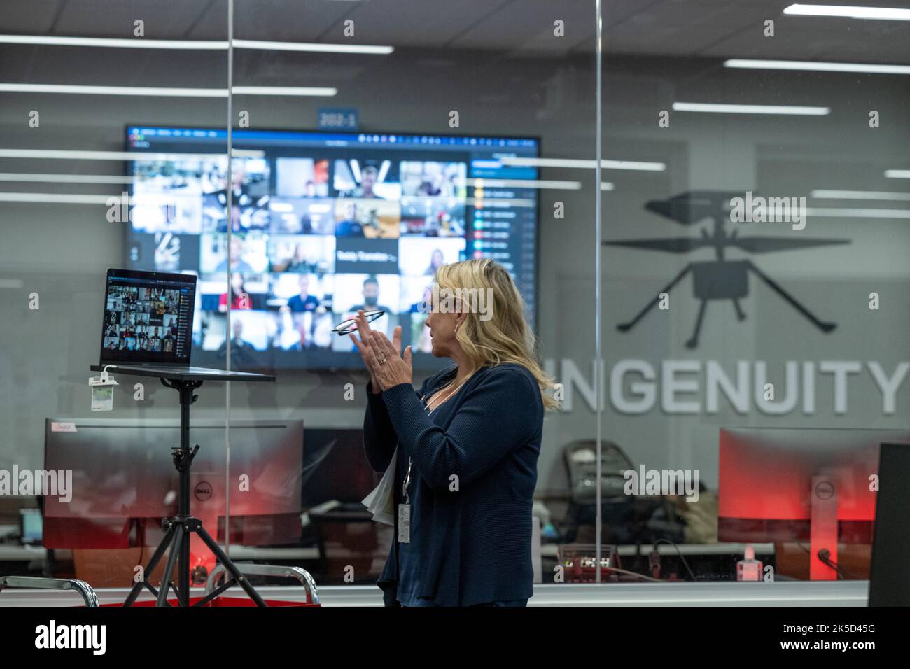 Jennifer Trosper, die Projektmanagerin von Perseverance Rover, leitete am 5. April 2022 in einem Kontrollraum des Jet Propulsion Laboratory der NASA in Südkalifornien die Teammitglieder unter Applaus. Das Team ehrte 20 Studenten über ein Live-Video-Event für die Überwindung akademischer Hindernisse. Jeder Schüler erhielt eine personalisierte Nachricht vom Rover auf dem Mars. Stockfoto