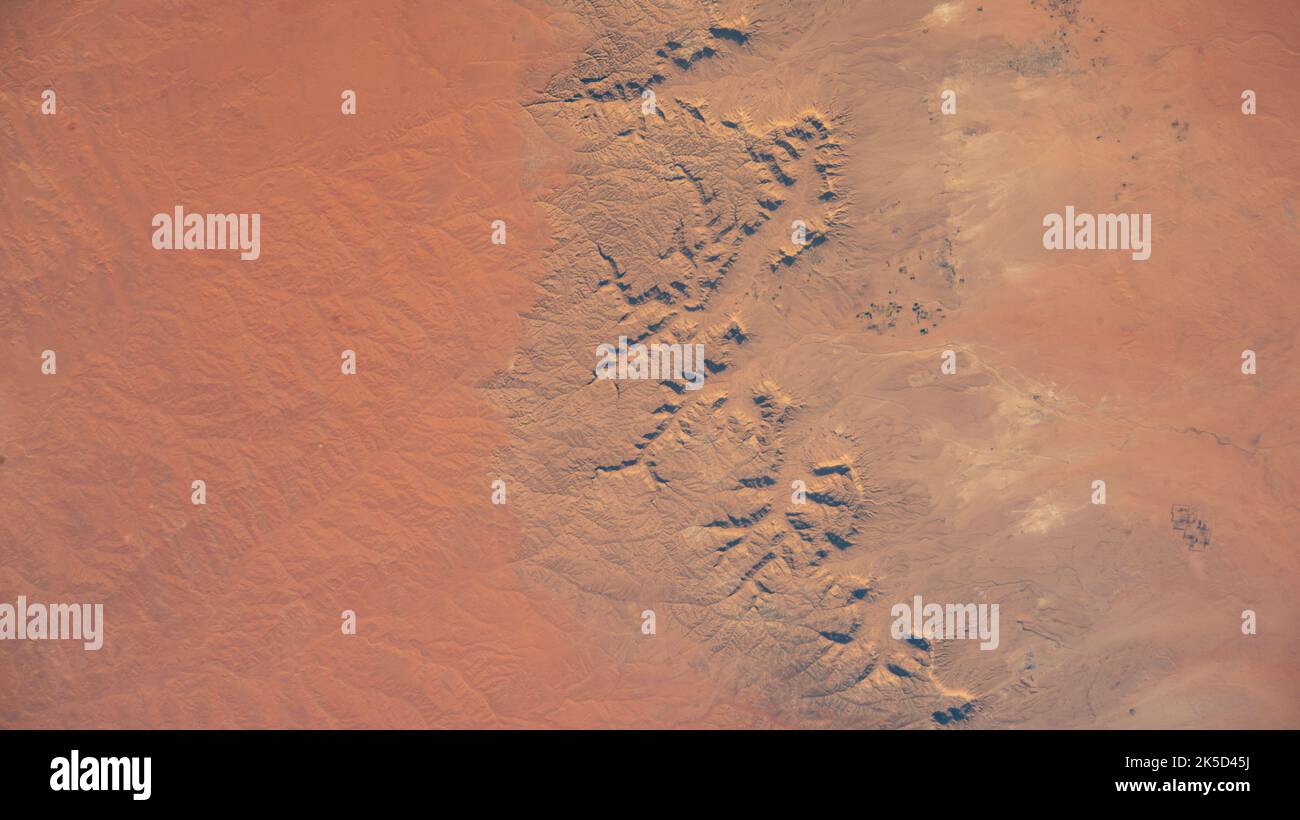 Ein Teil der Sahara im nordwestlichen Distrikt Libyens, Nalut, ist von der Internationalen Raumstation aufgenommen, die sich 260 Meilen über dem nordafrikanischen Staat umkreiste. Stockfoto