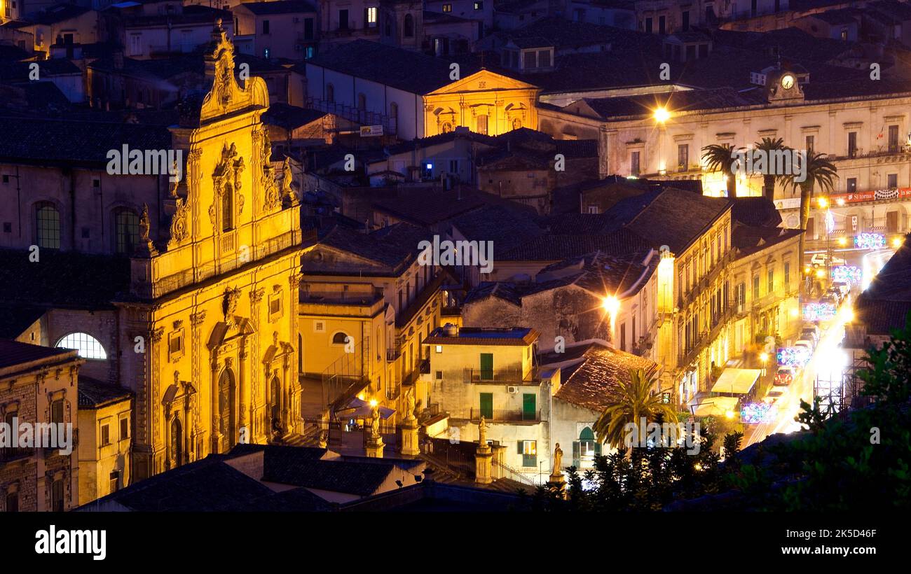 Italien, Sizilien, Barockecke, Barockstadt, Modica, Altstadt, Nachtaufnahme, bedeutete Straße, beleuchtete Kirche Chiesa del Carmine Stockfoto