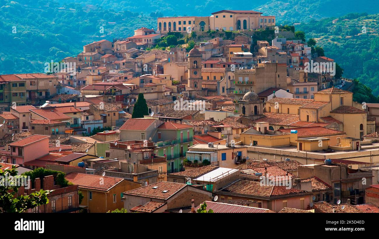 Italien, Sizilien, San Piero Patti, Bergdorf im Norden, Häuser, die sich auf einem Hügel erstrecken, grüne Berglandschaft im Hintergrund Stockfoto