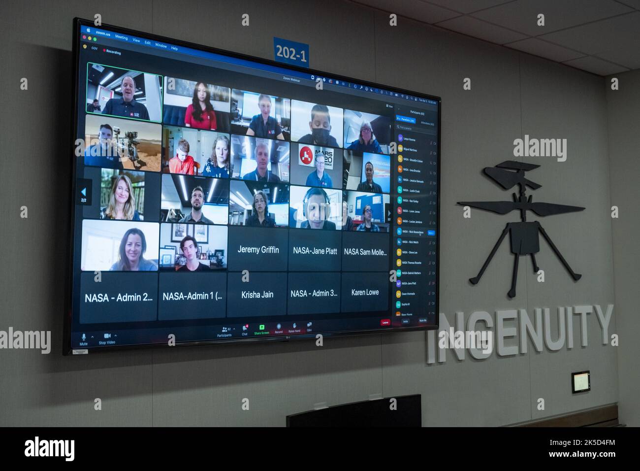 Eine virtuelle Videoveranstaltung am 5. April 2022 wird auf einem Monitor im Kontrollraum des Mars Perseverance Rover im Jet Propulsion Laboratory der NASA in Südkalifornien gesehen. Die Teammitglieder interagierten mit Studenten, die akademische Hindernisse überwunden haben, und die Studenten erhielten personalisierte Nachrichten vom Rover auf dem Mars. Stockfoto