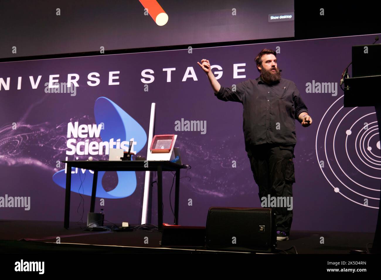 Dan Plane gab einen Vortrag mit dem Titel „reizvolle Entdeckungen und ausgezeichnete Unfälle“ auf der Universumsbühne bei New Scientist Live 2022 Stockfoto