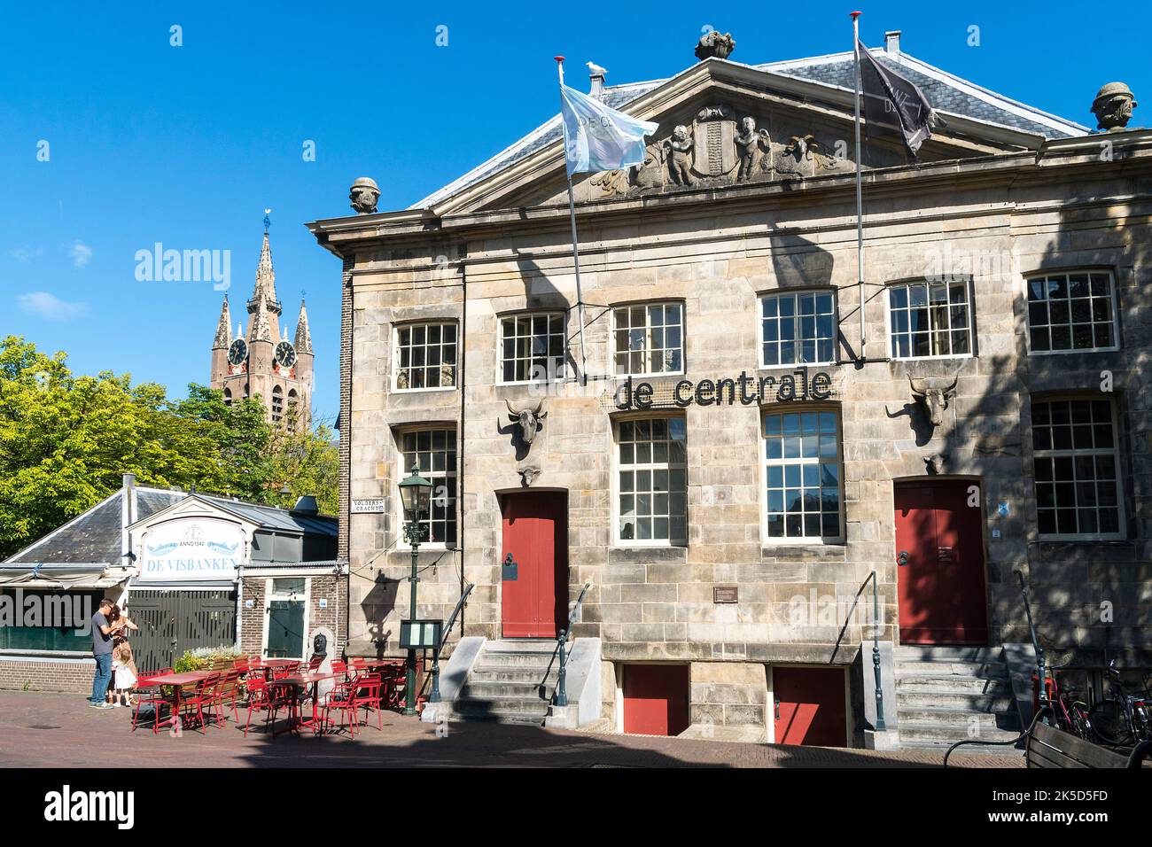 Delft (Niederlande), historische Altstadt, Voldersgracht, klassizistisches Gebäude, Koornbeurs (Getreideaustausch) Stockfoto