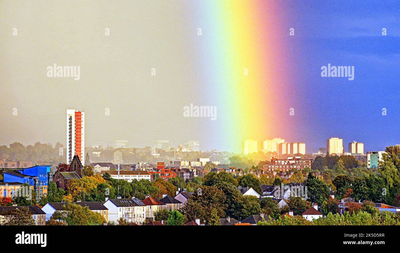 Paisley, Glasgow, Schottland, Großbritannien 7.. Oktober 2022. UK Wetter: Rainbow besucht Hochhäuser als das höchste denkmalgeschützte Gebäude Schottlands anniesland Court Tower die Wolkenkratzer im Stadtzentrum sind farbenreich überflutet. Credit Gerard Ferry/Alamy Live News Stockfoto
