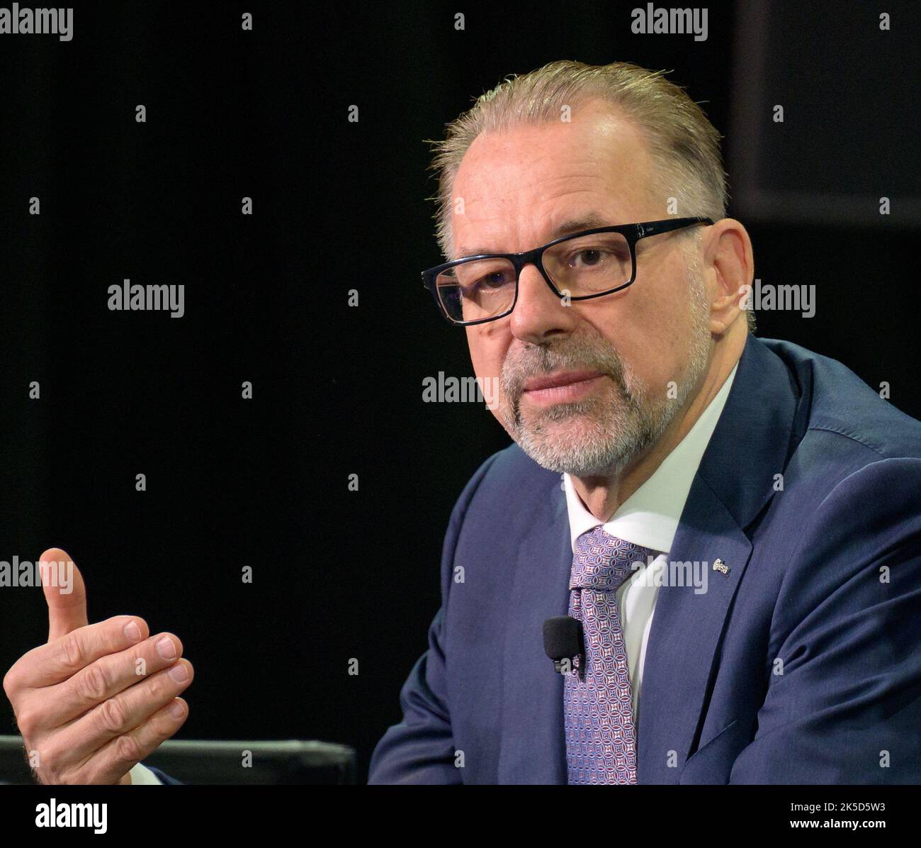 Dr. Josef Aschbacher, Generaldirektor der Europäischen Weltraumorganisation (ESA), spricht während eines Panels der Leiter der Agenturen auf dem Space Symposium 37., Mittwoch, 6. April 2022, in Colorado Springs, Colorado. Stockfoto