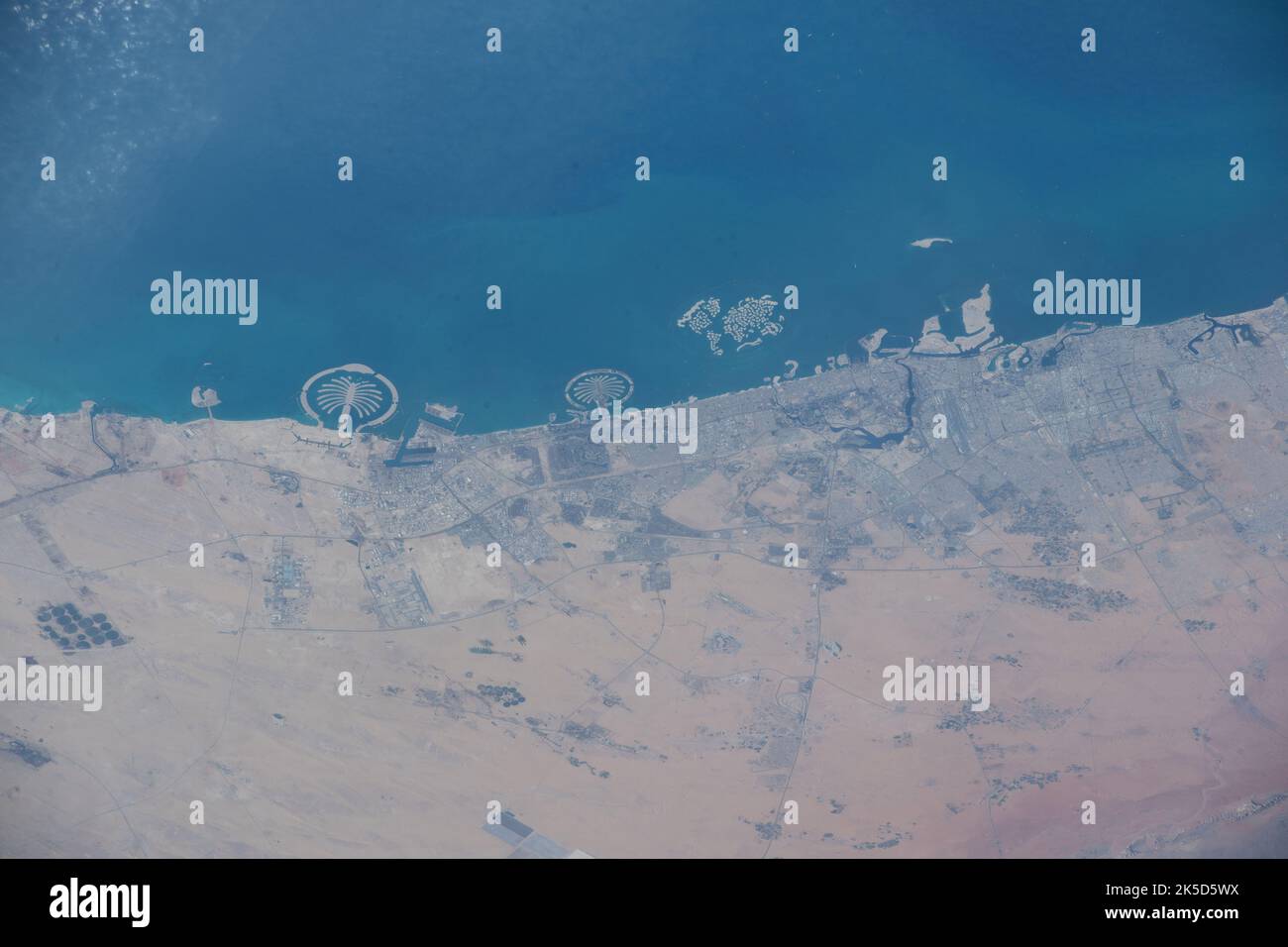 Dubai, Vereinigte Arabische Emirate, ist von der Internationalen Raumstation auf einer Höhe von 258 km zu sehen, mit den künstlichen Inseln Palm Jebel Ali, Palm Jumeirah und den World Islands. Stockfoto