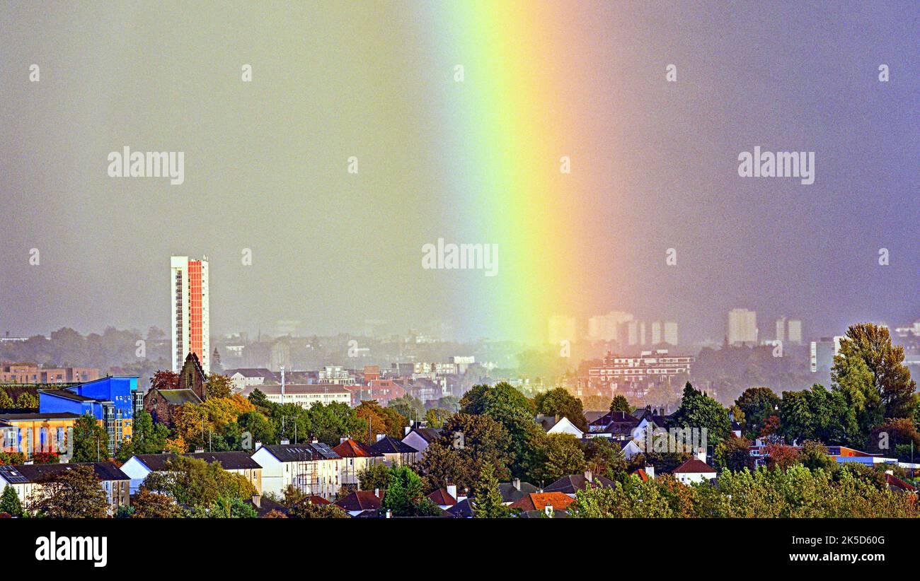 Paisley, Glasgow, Schottland, Großbritannien 7.. Oktober 2022. UK Wetter: Rainbow besucht Hochhäuser als das höchste denkmalgeschützte Gebäude Schottlands anniesland Court Tower die Wolkenkratzer im Stadtzentrum sind farbenreich überflutet. Credit Gerard Ferry/Alamy Live News Stockfoto
