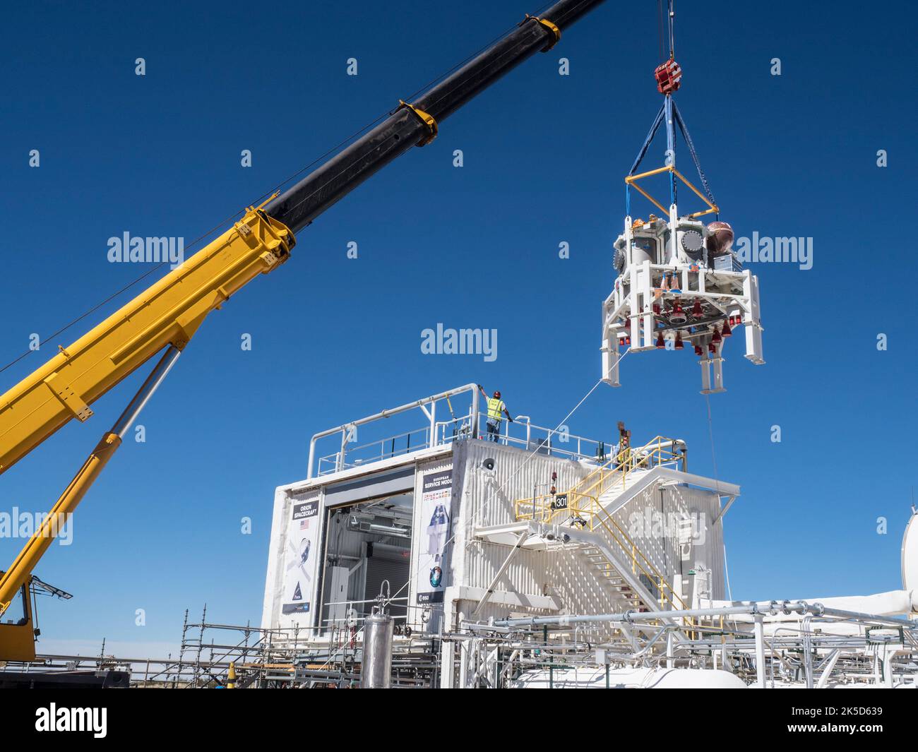 Am 22. Februar installieren Ingenieure erfolgreich das European Service Module Propulsion Qualification Module (PQM) der ESA in der NASA-Testanlage White Sands in New Mexico, die von Airbus, dem Hauptauftragnehmer der ESA für das Servicemodul, geliefert wurde. Das Modul wird mit insgesamt 21 Triebwerken zur Unterstützung der Orion-Raumsonde der NASA ausgestattet sein: Einem U.S. Space Shuttle Orbital Ranging System (OMS)-Motor, acht Hilfsthrustern und 12 kleineren Triebwerken, die von Airbus Safran Launchers in Deutschland produziert werden. Die aus Stahl gefertigte PQM-Struktur dient zum Testen der Antriebssysteme auf Orion, einschließlich „Heißfeuerung“ des Stockfoto