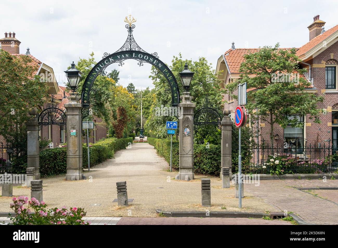 Niederlande, Enkhuizen, Altstadt, Snouck-van-Loosen Park, Eingangstor Stockfoto