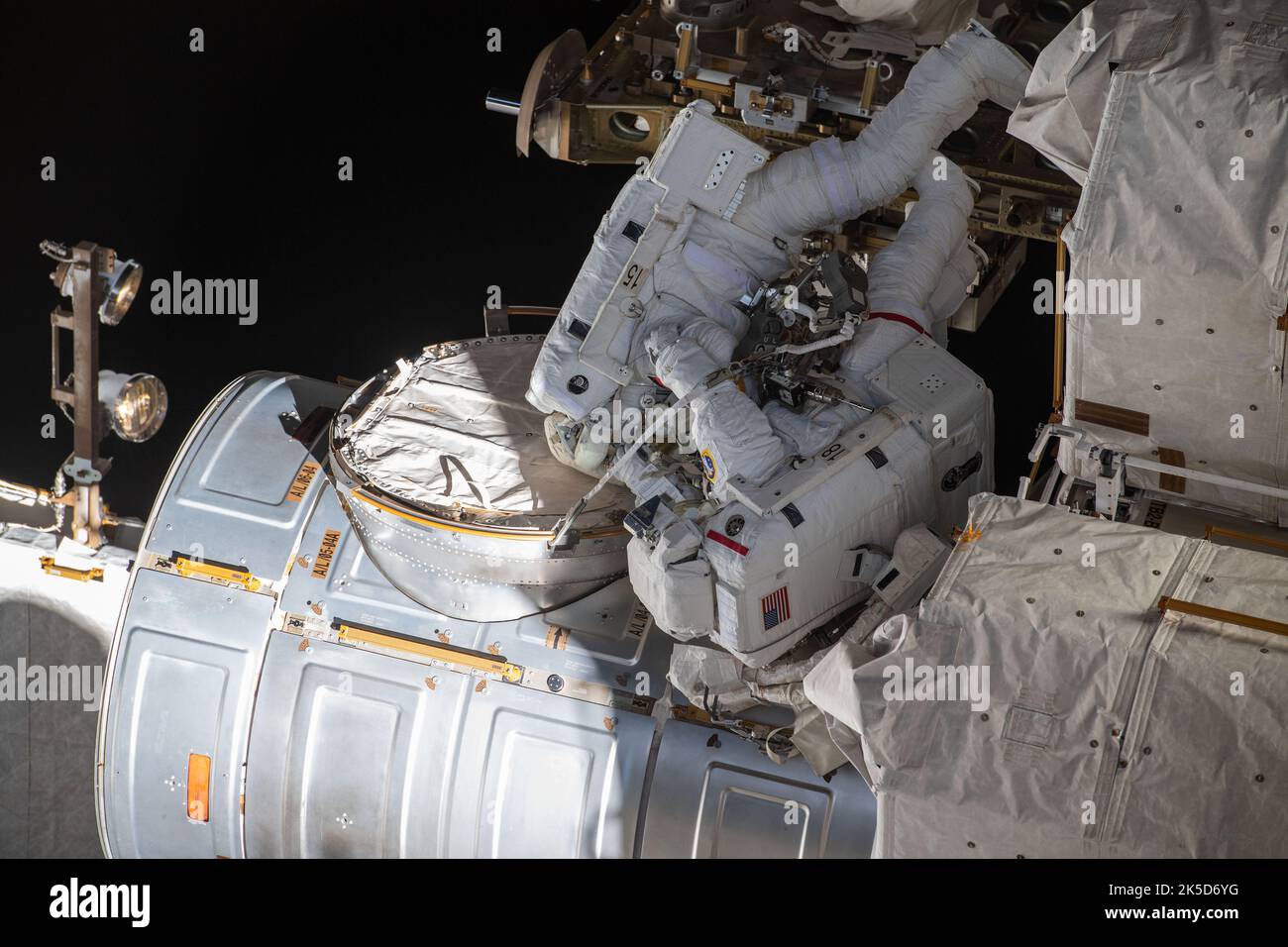 Die Astronauten Raja Chari (unten) von der NASA und Matthias Maurer (oben) von der ESA (Europäische Weltraumorganisation) werden vor der Quest-Luftschleuse der Internationalen Raumstation während eines Spacewalk abgebildet, um thermische Ausrüstung und Elektronikkomponenten im Orbiting-Labor zu installieren. Stockfoto