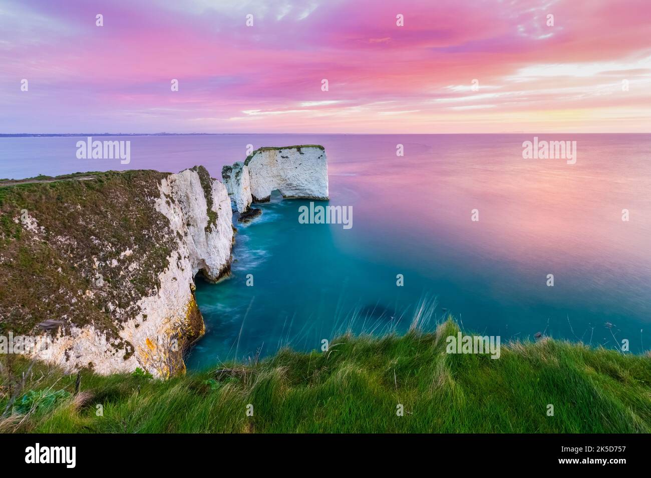 Sonnenaufgang im Old Harry Rocks. Handfast Point, Isle of Purbeck, Jurassic Coast, Dorset, England, Vereinigtes Königreich. Stockfoto