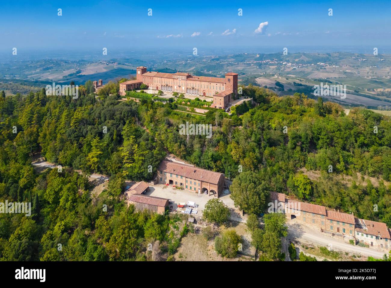 Luftaufnahme des Schlosses und der Weinberge von Montalto Pavese. Montalto Pavese, Oltrepo Pavese, Provinz Pavia, Lombardei, Italien. Stockfoto