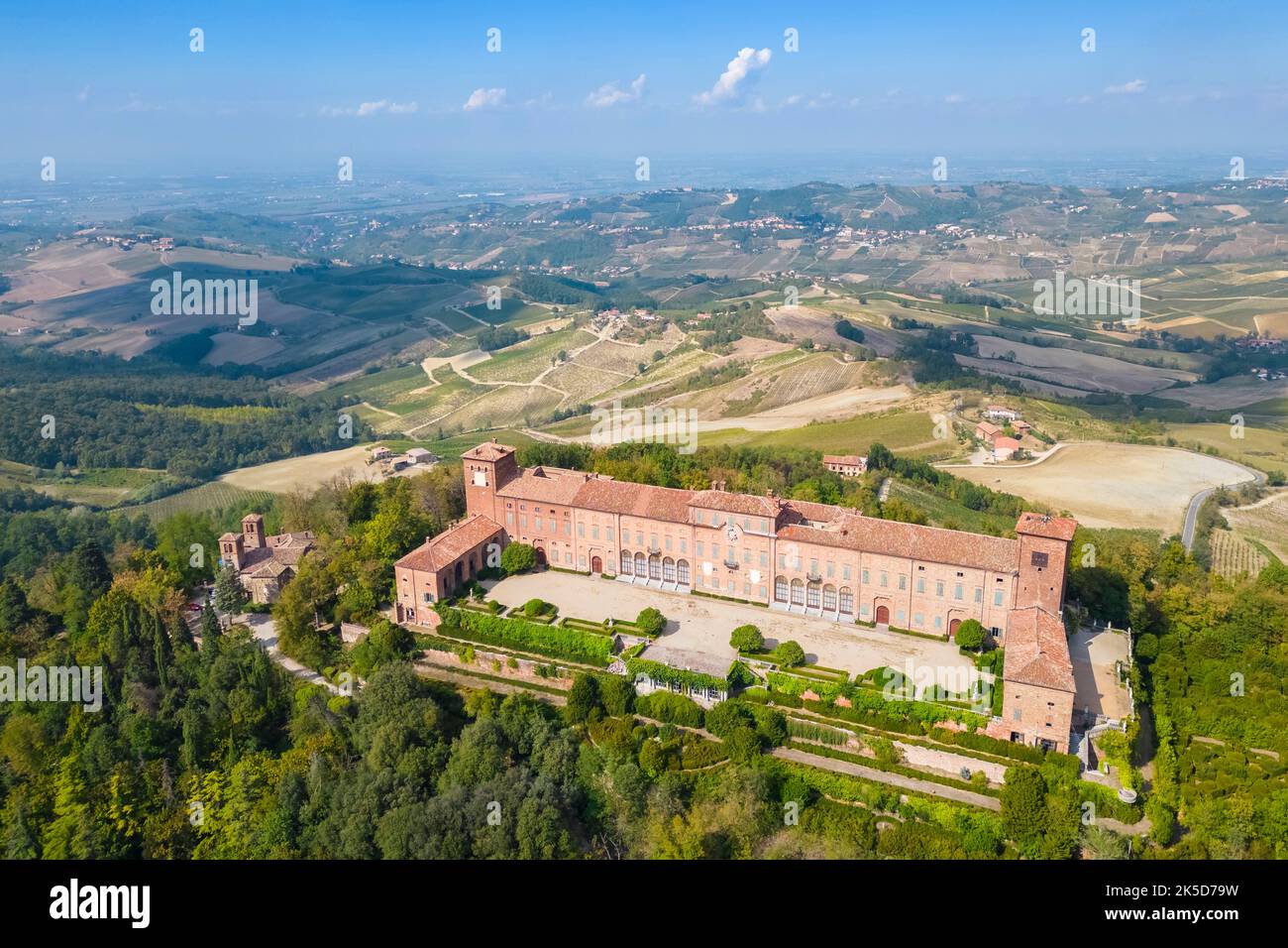 Luftaufnahme des Schlosses und der Weinberge von Montalto Pavese. Montalto Pavese, Oltrepo Pavese, Provinz Pavia, Lombardei, Italien. Stockfoto