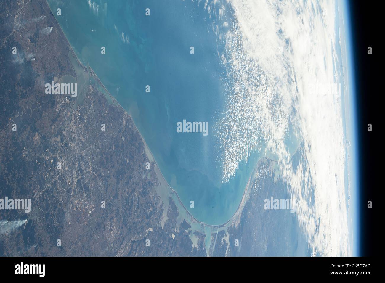 Der Golf von Mexiko an der texanischen Küste, mit Houston und Galveston Bay oben links, Corpus Christi unten und nach oben in Richtung Mexiko, ist von der Internationalen Raumstation aus zu sehen, während sie 258 Meilen über dem Lone Star-Staat umkreiste. Stockfoto