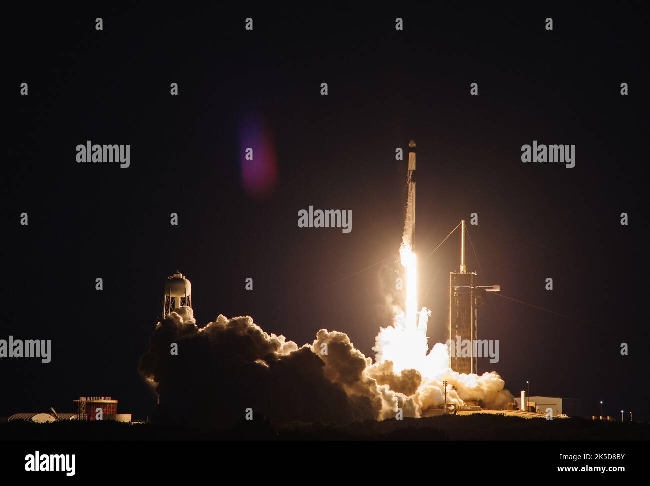 Am 14. Juli 2022 startete die Falcon-9-Rakete der SpaceX die Dragon-Kapsel vom Kennedy Space Center für CRS-25, die über 5.800 Pfund NASA-Fracht und Forschung zur Internationalen Raumstation transportierte. Stockfoto