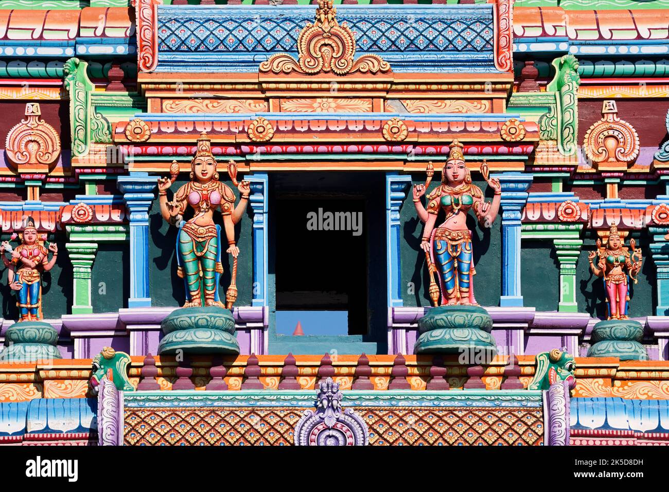 Sri Kamadchi Ampal Tempel, Fassade mit Hindu-Figuren, Hamm, Nordrhein-Westfalen, Deutschland Stockfoto