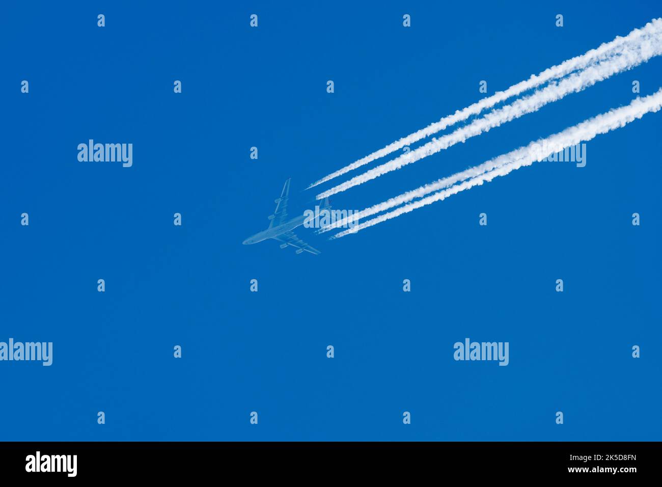 Flugzeug mit Kondensstreifen, Nordrhein-Westfalen, Deutschland Stockfoto Flugzeug mit Kondensstreifen, Nordrhein-Westfalen, Deutschland Stockfoto