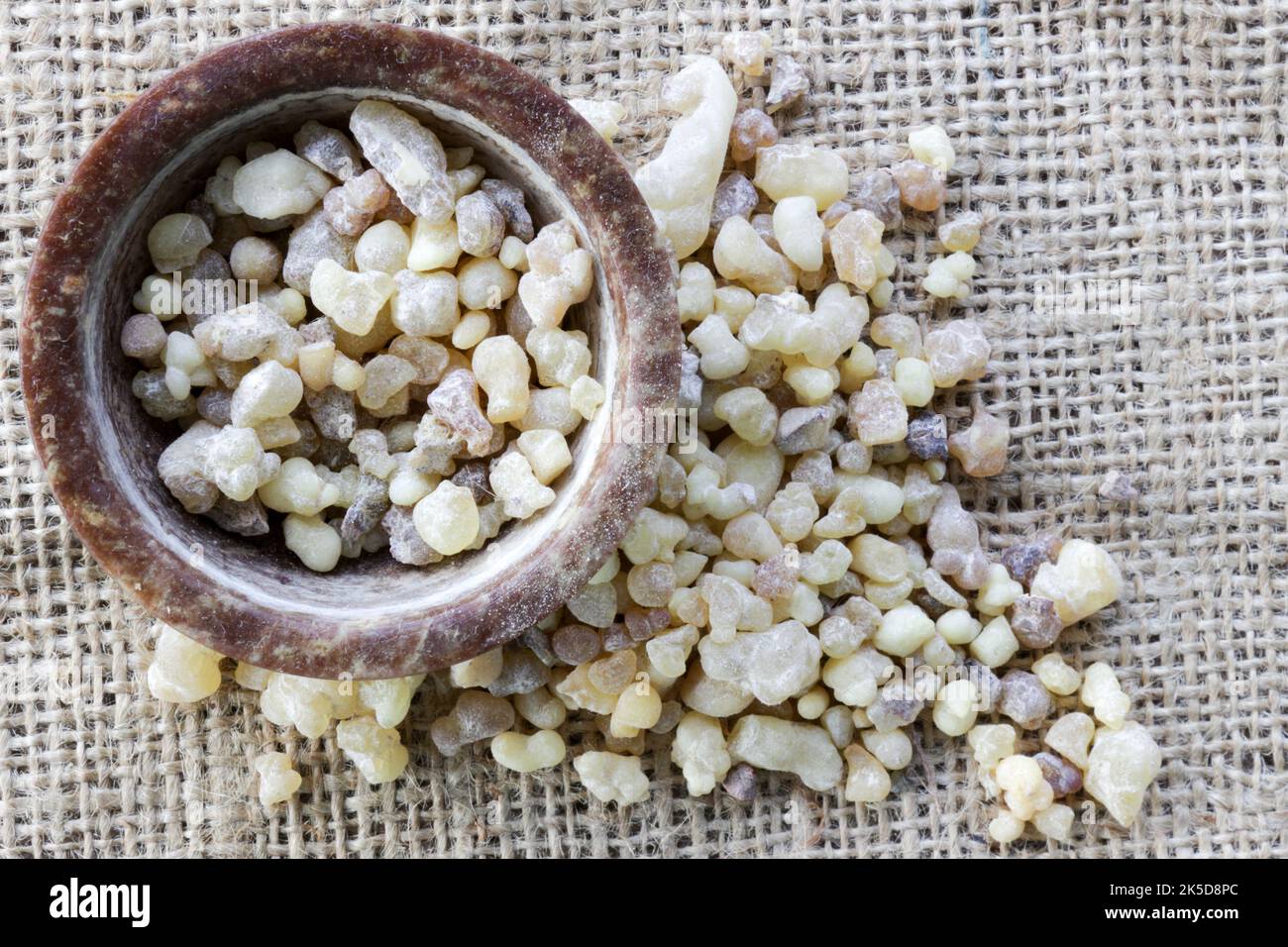 Natürliche aromatische Weihrauch Weihrauch Siam Harz mit Räuchergefäß Stockfoto