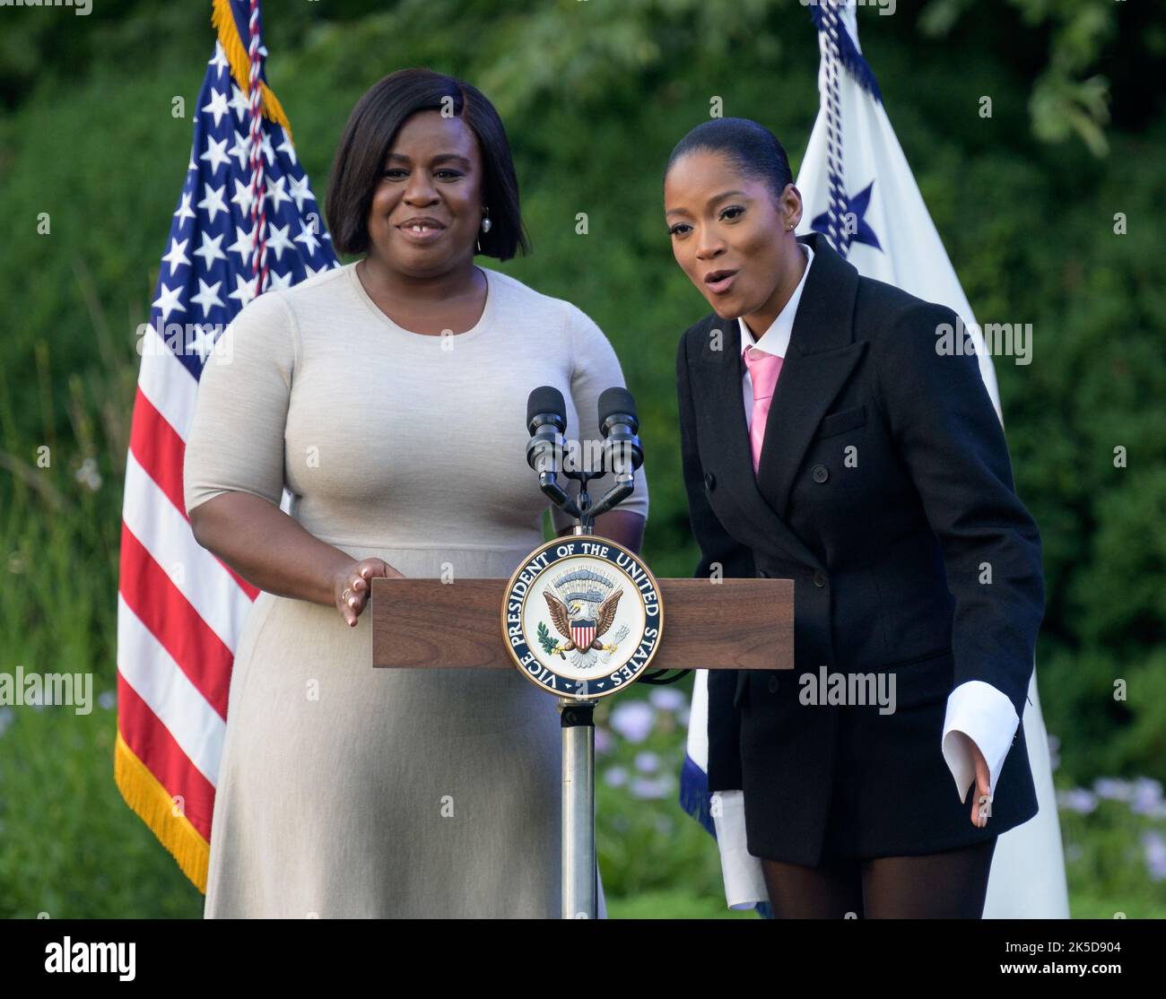 Die Schauspielerinnen Uzo Aduba und Keke Palmer gaben vor der Vorstellung von Disney Pixar’s Lightyear am 17. Juni 2022 im Naval Observatory während der NASA-MINT-Aktivitäten, die von Vizepräsidentin Kamala Harris und dem zweiten Gentleman Doug Emhoff für Militärfamilien und Studenten moderiert wurden, eine Rede. Stockfoto
