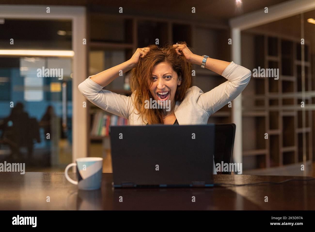 Wütend und frustriert Frau mit Laptop-Computer im Büro horizontale Aufnahme Stockfoto